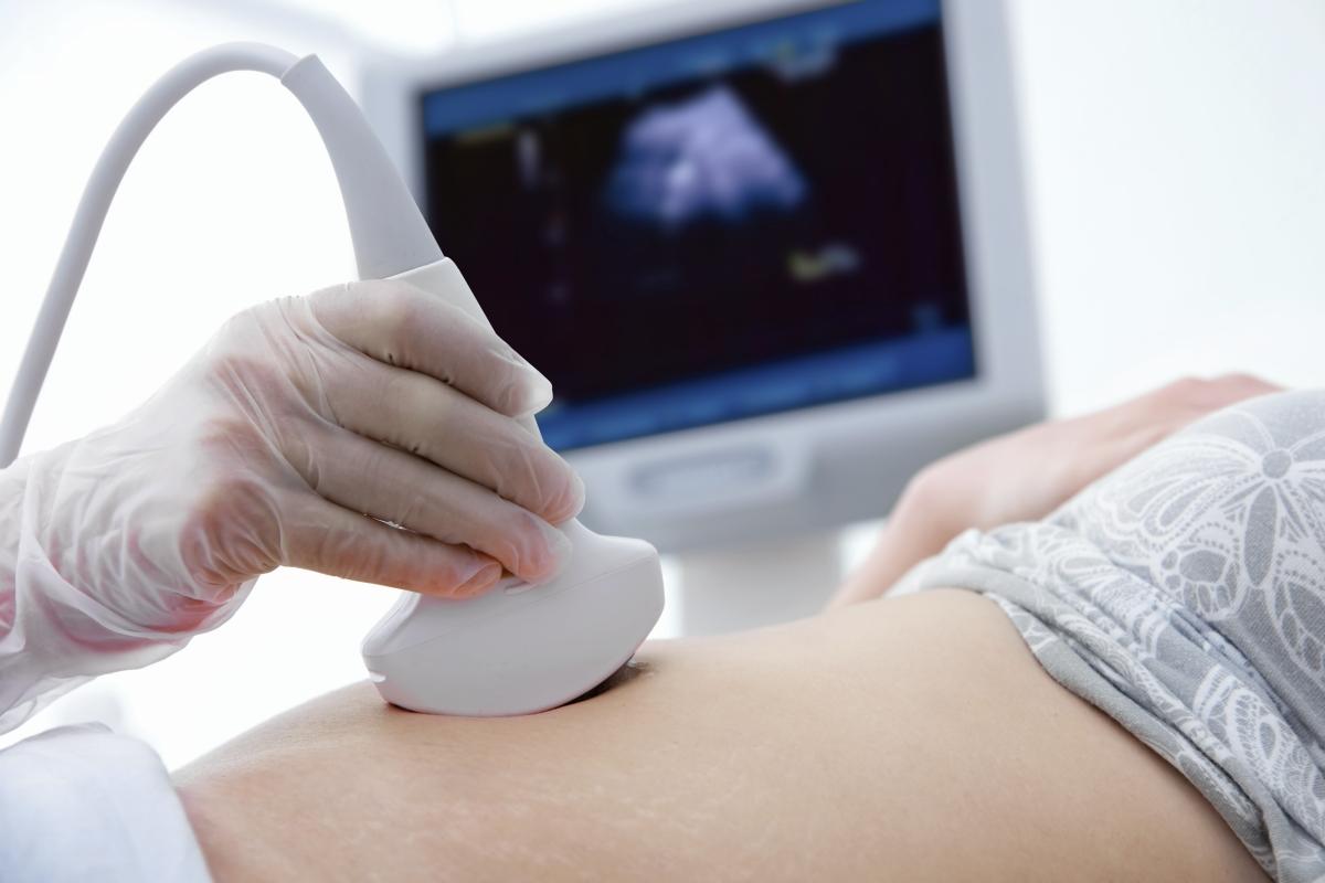 Suprema condena a hospital por mal tratamiento en caso de aborto: Mujer terminó con su útero extirpado