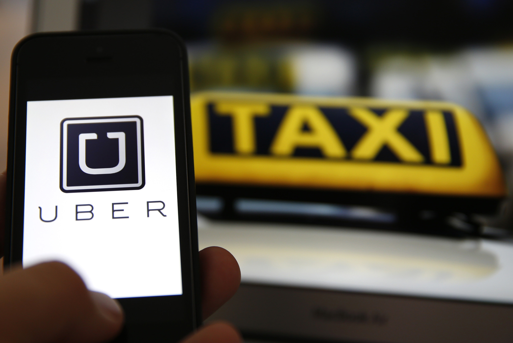 Conductor de Uber denuncia agresión de taxistas: le destrozaron su auto en La Florida