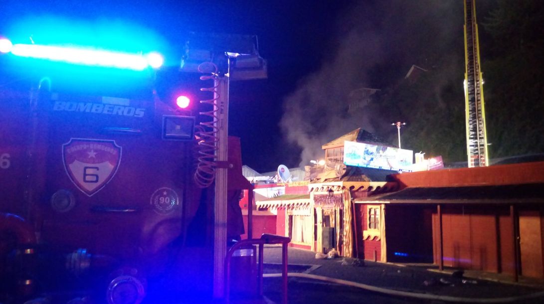 Incendio destruyó al menos 10 locales en el mercado de Angelmó