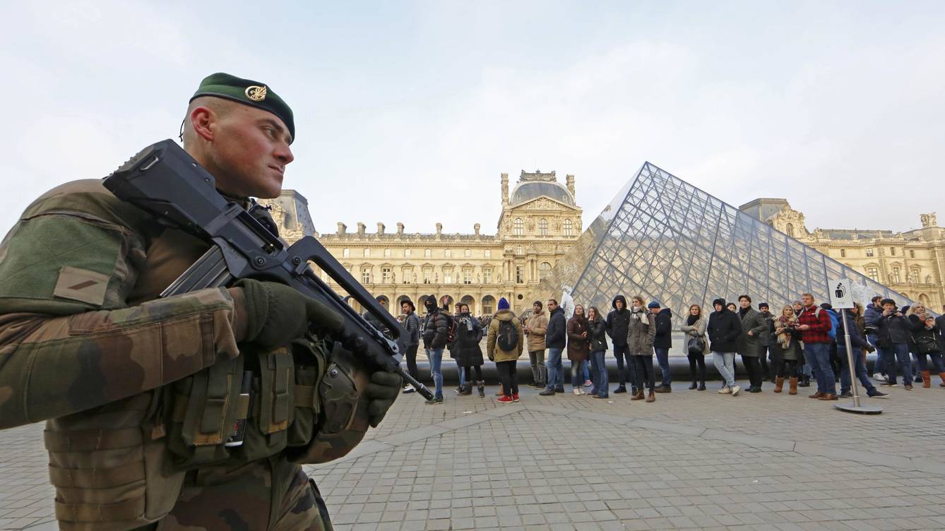 Sujeto ataca con un machete a militar en el Louvre