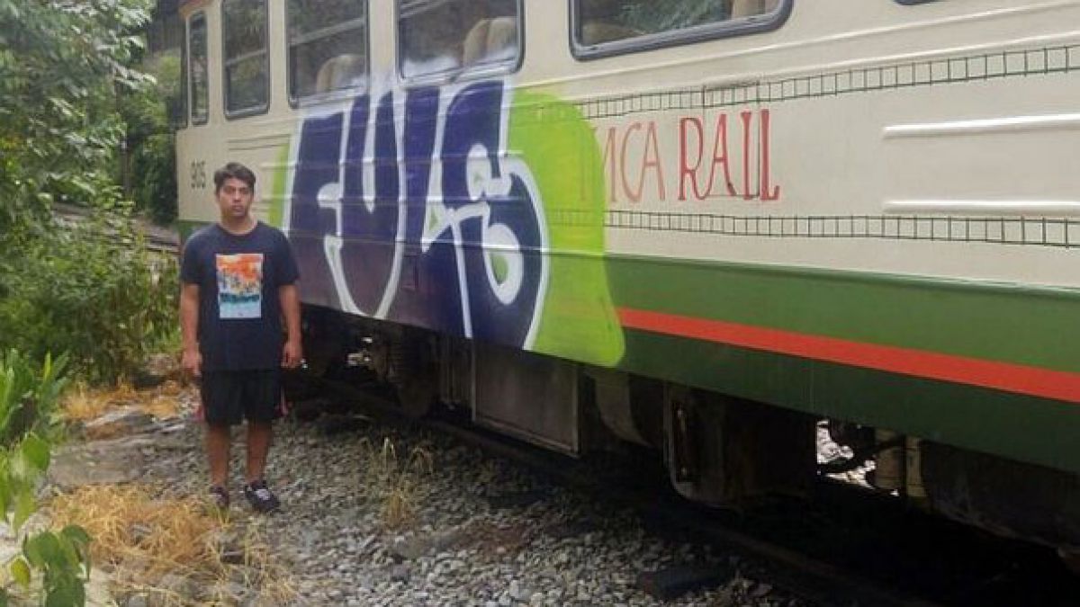 Chileno detenido en Perú por hacer grafiti en tren de Cusco