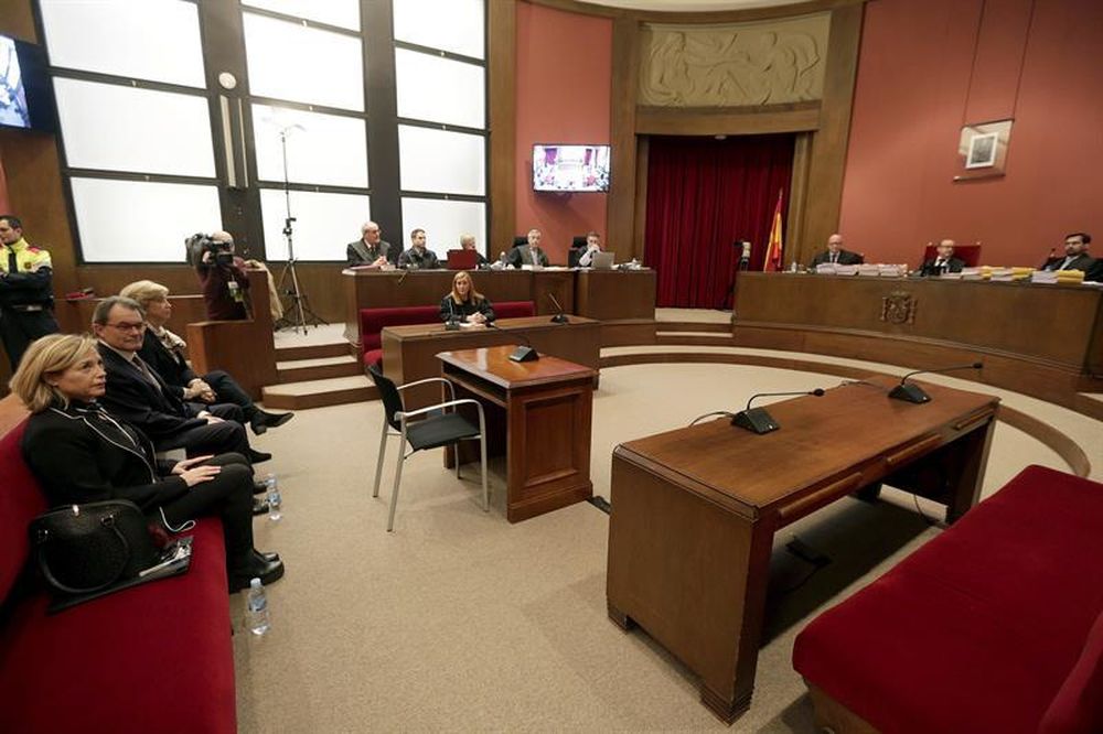 Se inicia juicio a expresidente catalán y miembros de su gobierno por consulta independentista