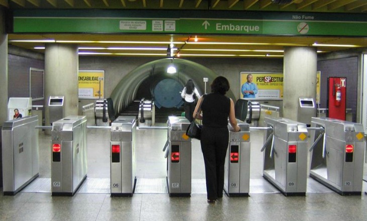 [Video] Joven chilena fue detenida en Brasil cuando cantaba en el metro