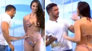 Modelo en Bikini golpea a conductor de programa por manosearla en vivo