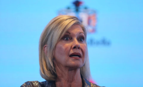 La vergonzosa y desubicada pregunta de un periodista a Olivia Newton-John en plena conferencia