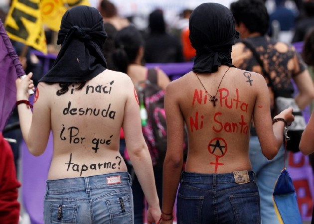 Argentinas convocan a un «tetazo» tras el desmedido operativo anti topless