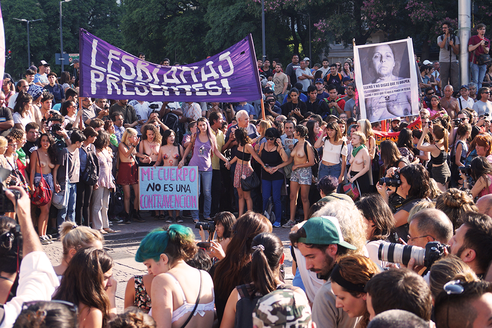 El «tetazo» en Argentina y un grito feminista por la igualdad