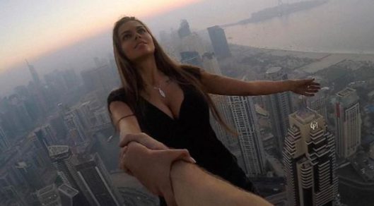 Morirás de vértigo al ver a modelo rusa en sesión de fotos más peligrosa del mundo (Fotos + Video)
