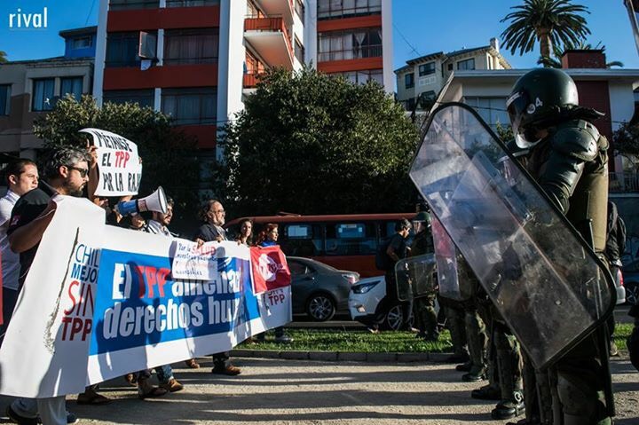 Marcha, represión y la cara larga de Heraldo Muñoz en el funeral del TPP