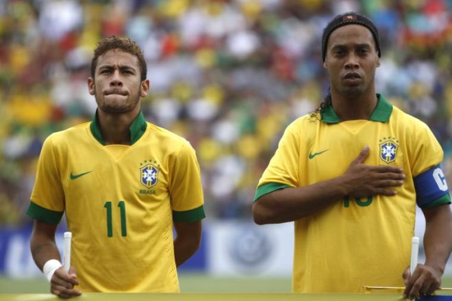 Ronaldinho ve cerca el Balón de Oro para Neymar