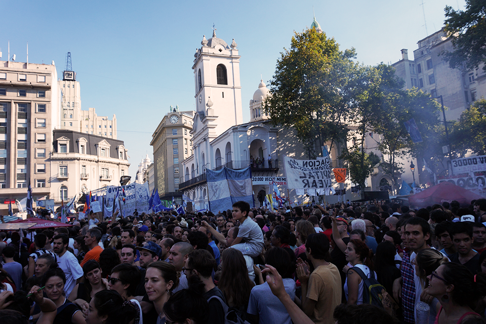 Una multitud marchó en Argentina en repudio a la última dictadura militar y el actual gobierno de Mauricio Macri