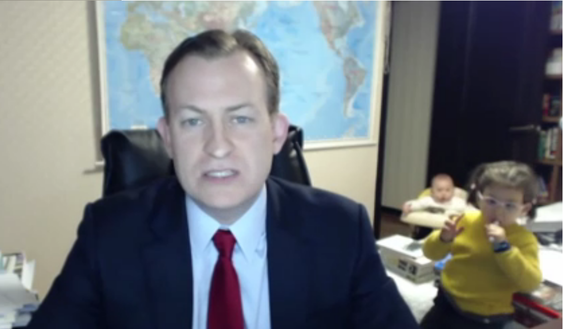 (Video) FAIL: Niños interrumpen entrevista en vivo de la BBC, la reacción de su cuidadora es lo mejor