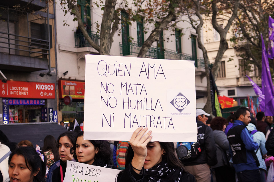 Uruguay: policías denunciados por violencia de género no podrán usar el arma