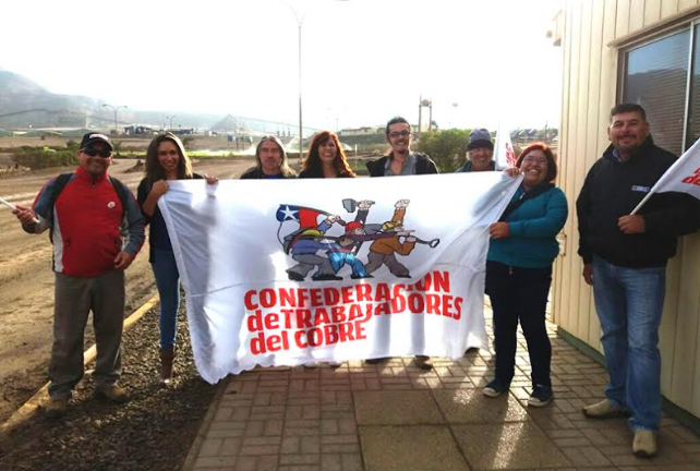 Trabajadores del cobre entregan petitorio de acuerdo marco a minera Mantos Copper