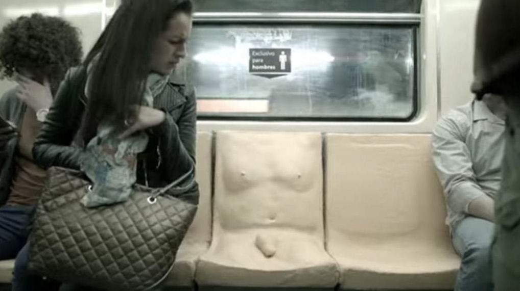 Asiento con objeto en forma de pene busca generar conciencia sobre acoso que sufren las mujeres en el transporte público