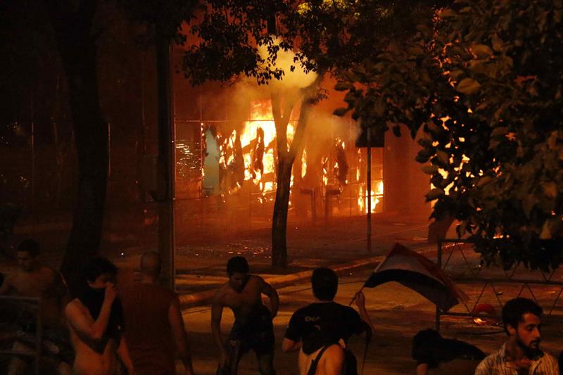 Paraguay: Manifestantes se toman Congreso y le prenden fuego a puertas de ingreso