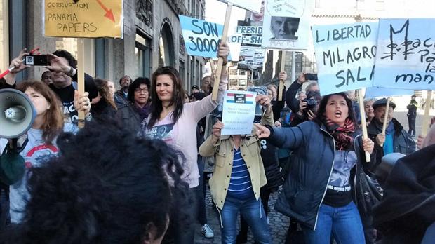 Argentina: un grupo de autoconvocados escracha a Mauricio Macri en su visita a Holanda