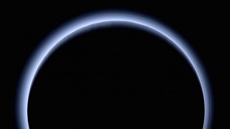 La NASA liberó una hermosa foto de Plutón coronado por la luz del Sol