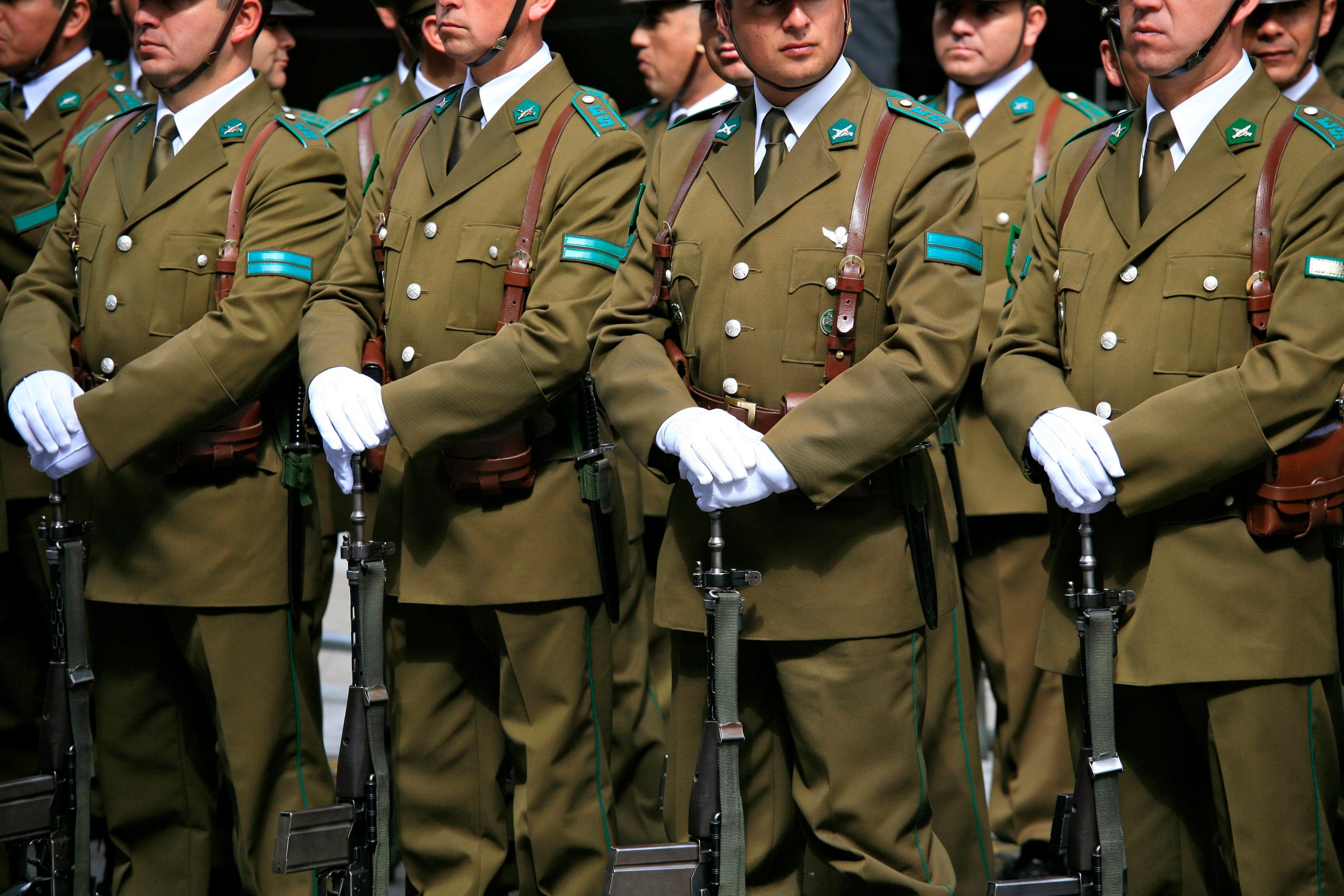 Carabineros da de baja a cinco funcionarios que vendieron sus armas en San Bernardo