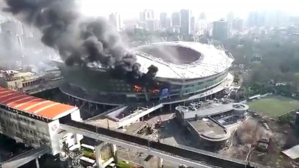 Impactante imagen: Se prendió fuego el estadio del club en el que juega Tevez en China