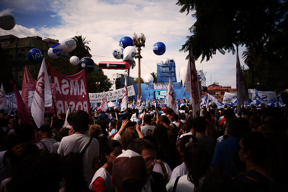 (FOTOS) Las mejores imágenes de la impactante marcha docente contra Macri en Argentina