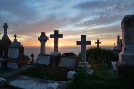 En este cementerio hay una extraña tumba con una ventana mirando al cielo, y esta es la razón