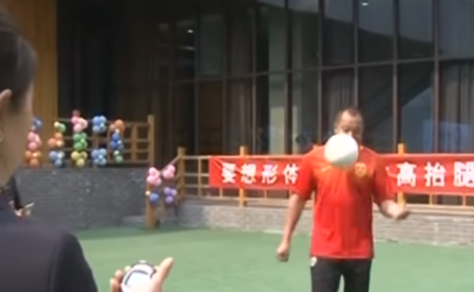 VIDEO: Profesor de primaria rompió el récord guinness con 25 mil ‘dominaditas’