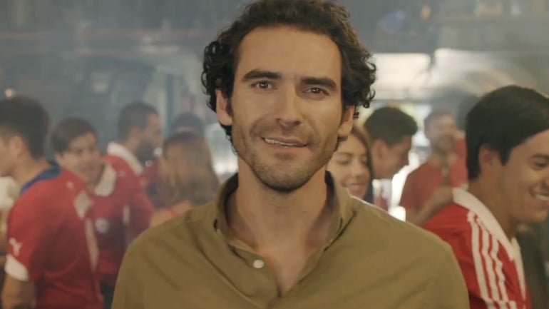 Actor Pablo Cerda y cerveza Cristal protagonizan comercial en favor de la llegada de inmigrantes