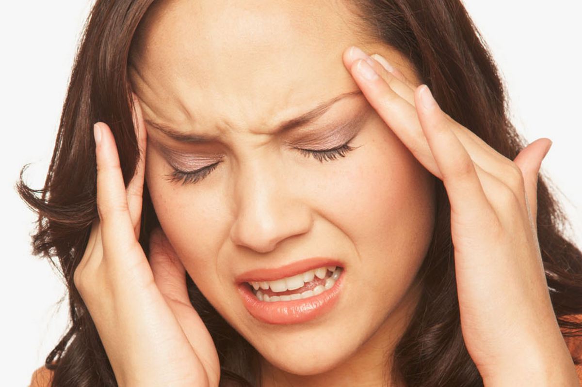 Estos son los síntomas de un dolor de cabeza que nunca debes ignorar