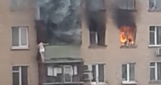Impactante video: mujer salta de 8° piso de edificio en llamas