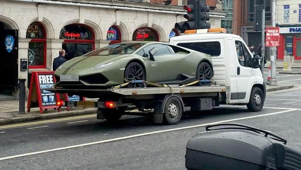 La grúa se llevó el lujoso Lamborghini de USD 200 mil de una superestrella