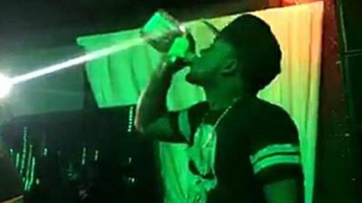 Muere tras beberse sin parar una botella entera de tequila por una apuesta (video)