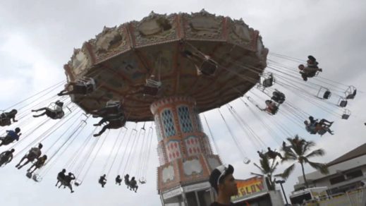 [Vídeo] ¡Juego de sillas voladoras se cae en parque de diversiones!