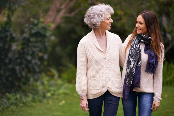 Las personas mayores viven más y mejor con la compañía de familia o amigos