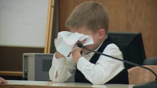 Este niño vio cómo su madre asesinó a su hermana y estas imágenes dejaron a todos impactados