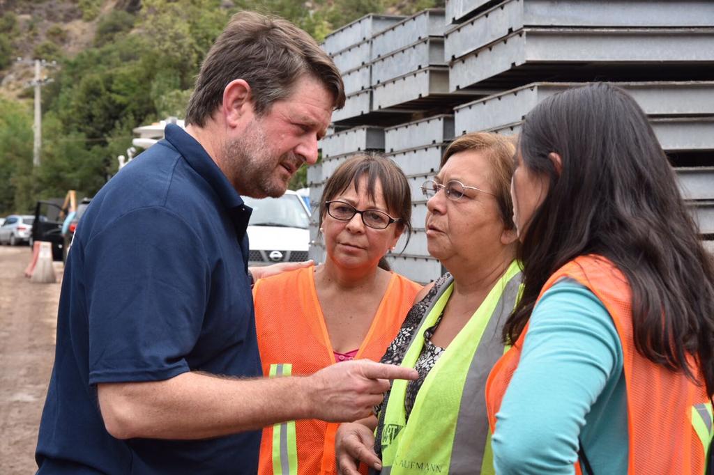 Cajón del Maipo: Familiares de desaparecidos en aluvión increpan a intendente Orrego
