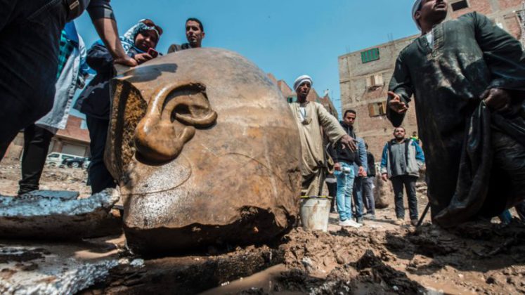 Hallan restos de una enorme estatua del faraón Ramsés el Grande en una población de El Cairo