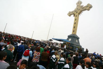 Mujer encuentra a esposo con su amante en Vía Crucis al Cerro San Cristóbal
