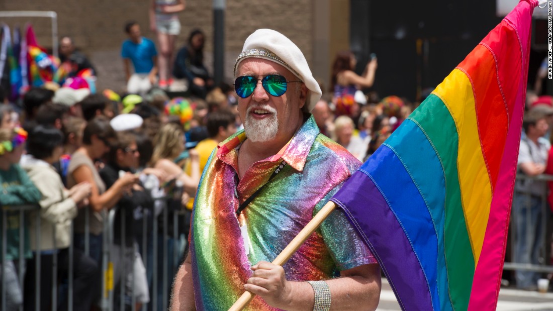 Muere creador de la bandera gay y Movilh anuncia homenaje