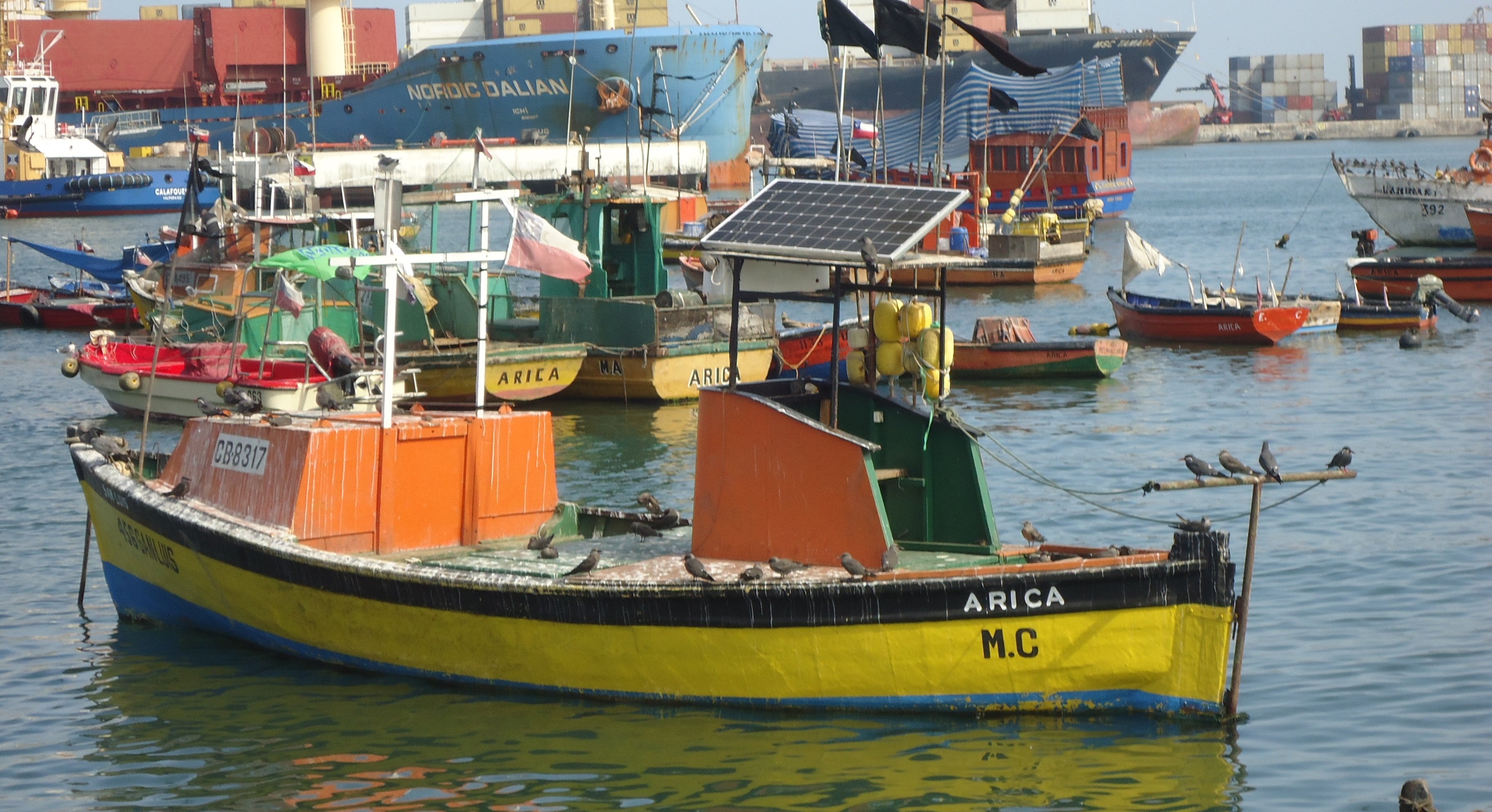 Pescadores artesanales usan paneles solares para mayor seguridad en alta mar