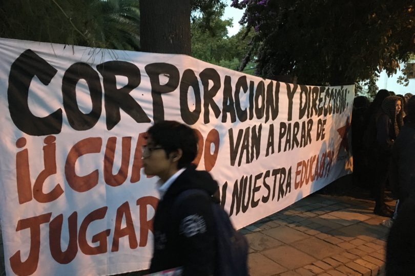 Estudiantes del Carmela Carvajal se manifiestan por problemas de presupuesto