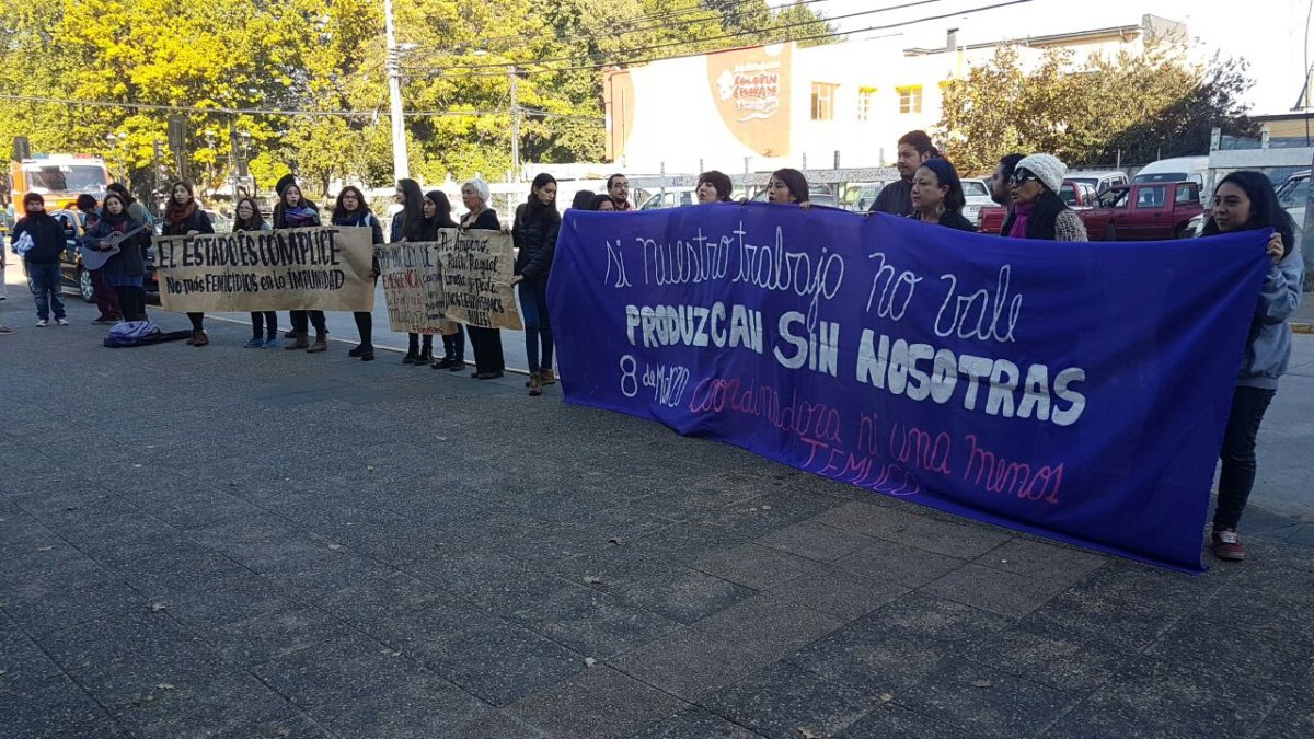 Integrantes de Ni Una Menos se encadenan en el Sernameg de Temuco