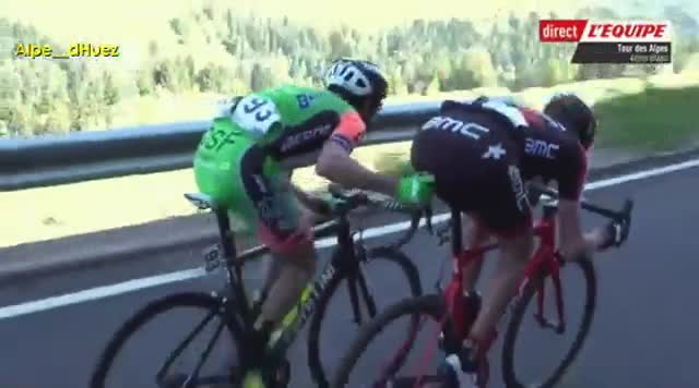 VIDEO: Ciclista  protagoniza polémica por un «dedo comprometedor» a un rival en plena carrera