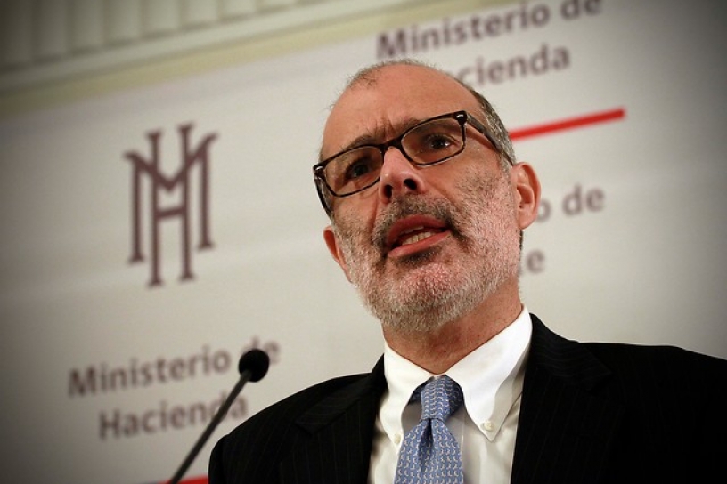 Ministro Valdés sigue poniendo el pecho por las AFP: «Hay otras industrias que merecerían más castigo»