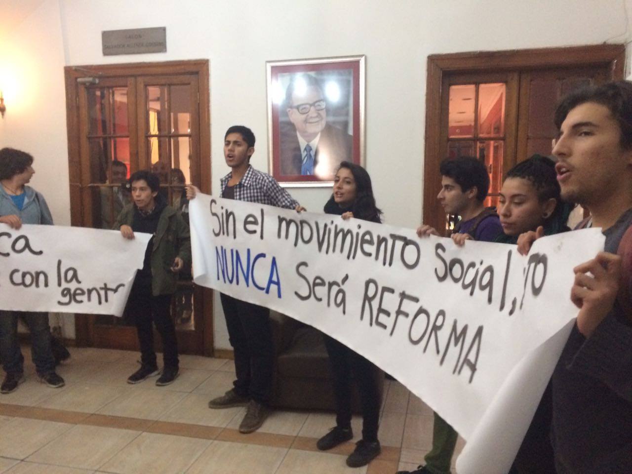 Estudiantes se toman sedes del PS y PPD en protesta por Reforma a la Educación Superior