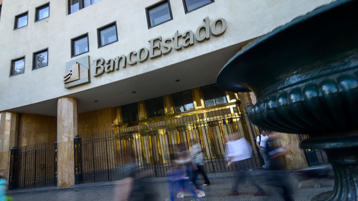 Alejandro Navarro acude a la Casa Central de Banco Estado a exigir igualdad ante la Ley