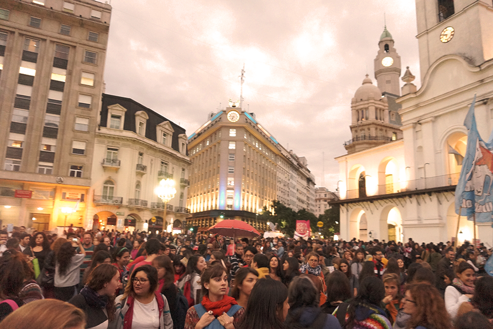 Masiva y emotiva movilización en Argentina contra los femicidios y la violencia de género