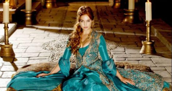 La actriz de Hürrem de la teleserie “El sultán” muestra foto sin maquillaje