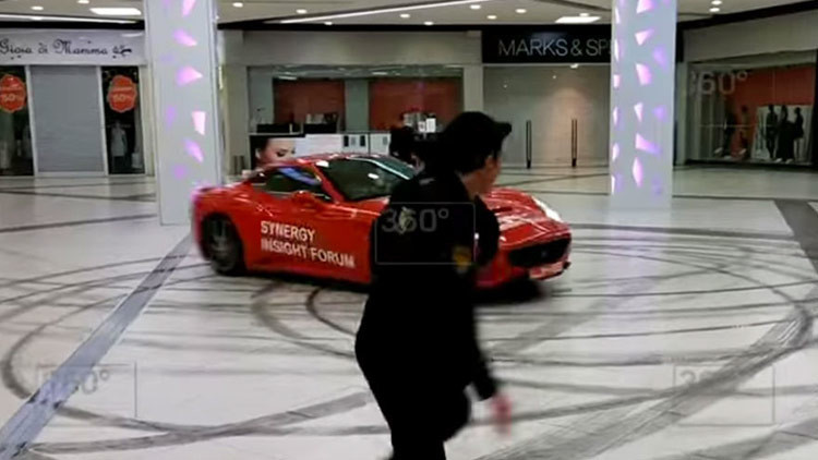 |VIDEO| Ferrari irrumpe en centro comercial