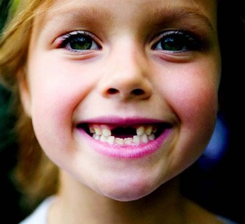 Hay una valiosa razón por la que los médicos quieren que conserves los dientes de tus hijos